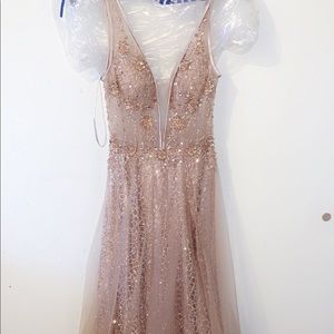 Selling size 3 prom dress